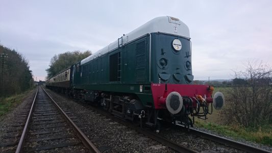 16/11/19 - D8098 stands at Quorn down section signal on the 14:50 service to Loughborough - Photo by James Whincup