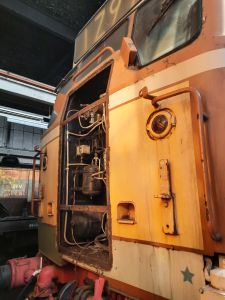 Nose end from no. 1 cab to access the dsd equipment air leak. Photo by James Whincup